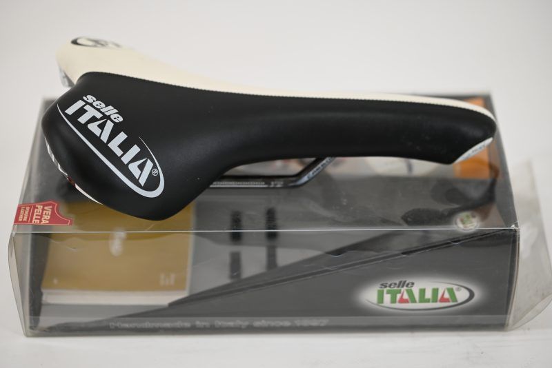 Selle Italia Turbomatic saddle with black and white leather.